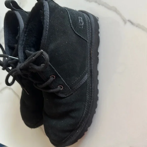 Selling barely worn UGG shoes Lightly worn UGG boots, corduroy bow on back. Light... | Depop main image 2